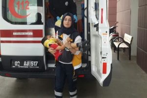 2 yaşındaki &ccedil;ocuk demir kapının altında kaldı