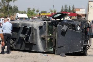Zırhlı polis aracı takla attı: 3 polis ağır yaralı