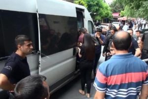 Yaralı polisler cenazeye katılmak i&ccedil;in hastaneden &ccedil;ıktı
