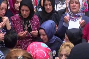 Şehit eşini giydiği polis &uuml;niformasıyla karşıladı