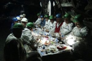 Metrelerce derinlikte iftar yaptılar