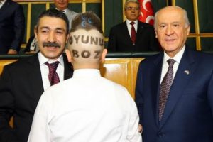 Bah&ccedil;eli 14 yaşındaki &ccedil;ocuğu k&uuml;rs&uuml;ye &ccedil;ıkardı