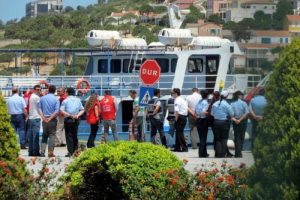 Sakız Adası'ndan 8 m&uuml;lteci &Ccedil;eşme'ye iade edildi