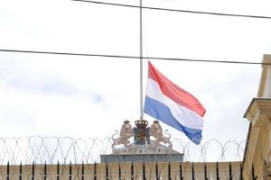 Almanya ve Hollanda bayraklarını yarıya indirdi
