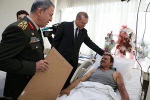 Erdoğan'dan GATA'da tedavi g&ouml;ren Binbaşı Tetik'e ziyaret