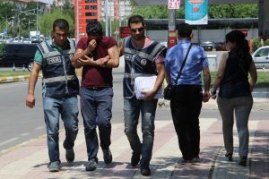 Yardım bahanesiyle yaşlıları b&ouml;yle dolandırdı