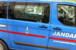 Firari asker, jandarma aracının camını kırınca yakalandı