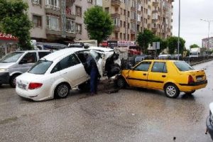 &Ccedil;orum'da iki otomobil &ccedil;arpıştı: 4 kişi yaralandı