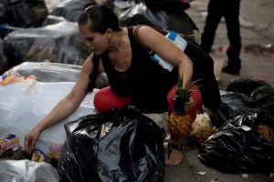Elektrikler kesildi, su yok! Venezuela batmak &uuml;zere...