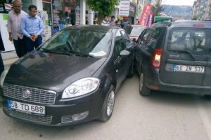 El freni &ccedil;ekilmeyen otomobil caddede başka otomobile &ccedil;arptı