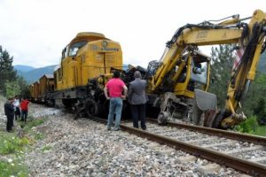 &Ccedil;alışma yapılan demiryolunda tren iş makinelerine &ccedil;arptı: 1 yaralı