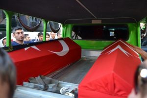 Evlerinin bor&ccedil;larını &ouml;d&uuml;yorlardı