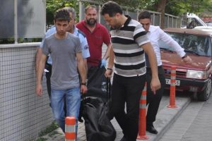 Otel odasında elleri arkadan bağlı, barfiks demirine asılı &ouml;l&uuml; bulundu