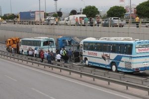 İki servis otob&uuml;s&uuml; ile minib&uuml;s birbirine girdi: 36 yaralı