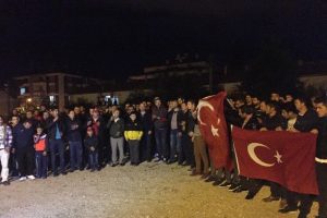 Şehidin evinin &ouml;n&uuml;nde toplanan 200 kişi ter&ouml;re tepki g&ouml;sterdi