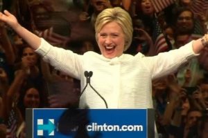 Hillary Clinton'un ceketi olay oldu