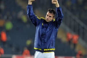 Fenerbah&ccedil;e y&ouml;netimi, Robin Van Persie'nin menajerini İstanbul'a &ccedil;ağırdı