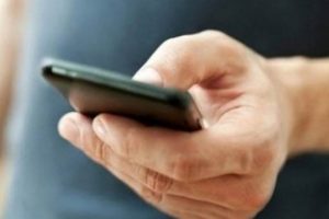 Kadın iş&ccedil;inin telefonunu paylaşınca işinden oldu