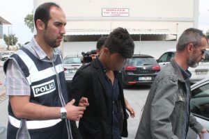 Dolmuş şof&ouml;r&uuml; fark etti, dolandırıcı su&ccedil; &uuml;st&uuml; yakalandı