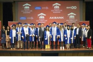 Akbank Aile Şirketleri Akademisi'nin mezunları sertifikalarını aldı
