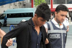 Minib&uuml;s şof&ouml;r&uuml;n&uuml;n dikkati, yolcu kadını dolandırılmaktan kurtardı