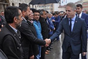 Yağmur altında Vali karşılama kuyruğu