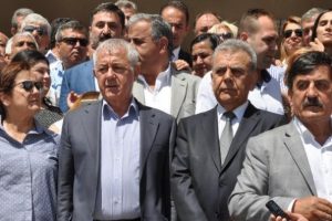 Kılı&ccedil;daroğlu'nun &ouml;n&uuml;ne kurşun bırakılmasına İzmir'den tepki