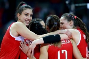 Milli voleybolcular Bel&ccedil;ika karşısında