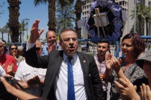 İzmir'deki Başbakanlık ofisine siyah &ccedil;elenk bırakma krizi
