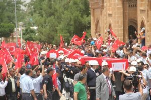 Midyat şehitlerini binler uğurladı