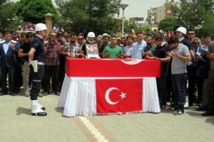 Midyat şehitleri, ter&ouml;re tepki y&uuml;r&uuml;y&uuml;ş&uuml;yle uğurladı