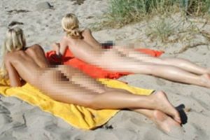 Nudistler g&ouml;&ccedil;menlere karşı protestolara başladı!
