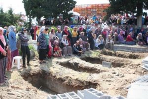 &Ouml;ld&uuml;rd&uuml;ğ&uuml; eşi ve &ccedil;ocuklarıyla yan yana toprağa verildi