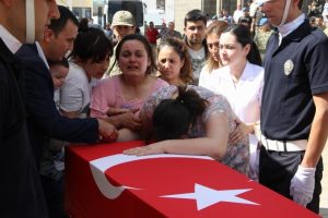 Şehit eşinin feryadı y&uuml;rek dağladı
