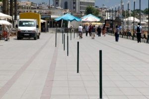 Ak&ccedil;ay Kordonu'na &ccedil;akılan kazıklar belediye ekiplerince kaldırıldı