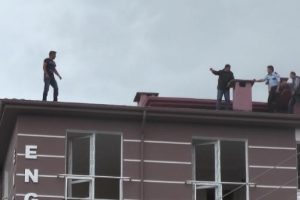 4 katlı binanın &ccedil;atısına &ccedil;ıkıp intihara kalkıştı