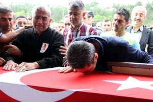 Şehit eşinin cenazesine yastığıyla geldi