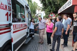 Galericiyi eşinin yanında kurşunladılar