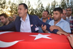 Şehit ağabeyinin tabutuna sarılar ağıt yaktı
