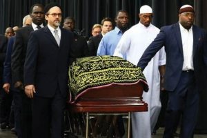 Muhammed Ali'nin tabutunu taşıyan tek T&uuml;rk