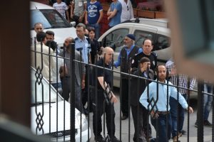 Bursa'da mahkeme &ccedil;ıkışı birbirlerine girdiler!