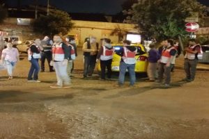 Polisi g&ouml;ren ş&uuml;pheli taksiden atladı