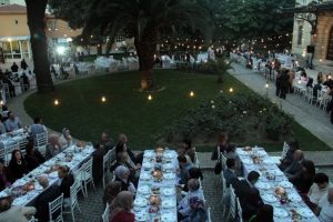 Fransız Sarayı kapılarını iftar yemeği i&ccedil;in a&ccedil;tı