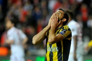 Fenerbah&ccedil;e'de Mehmet Topal'ın s&ouml;zleşme uzatma ihtimali olduk&ccedil;a d&uuml;ş&uuml;k ihtimal...