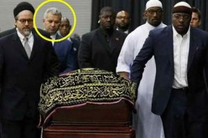 Muhammed Ali'nin tabutunu taşıyan tek T&uuml;rk