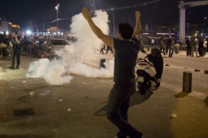 Milliler'in de konakladığı Marsilya'da kavga &ccedil;ıktı