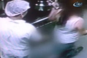 M&uuml;d&uuml;r&uuml; taciz eden aş&ccedil;ı b&ouml;yle kameraya b&ouml;yle yakalandı
