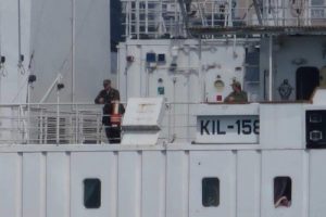 Rus askeri kurtarma gemisi T&uuml;rk bayrağı &ccedil;ekerek ge&ccedil;ti