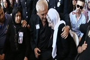 Edirne şehit polisi Nefize &Ouml;zsoy'a ağlıyor