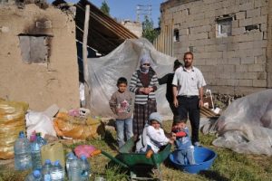Yıkılan evlerini yanına yaptıkları barakada kalıyorlar
